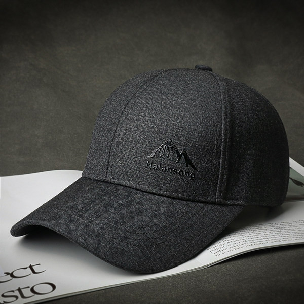 Ежедневна мъжка шапка с козирка и надпис 