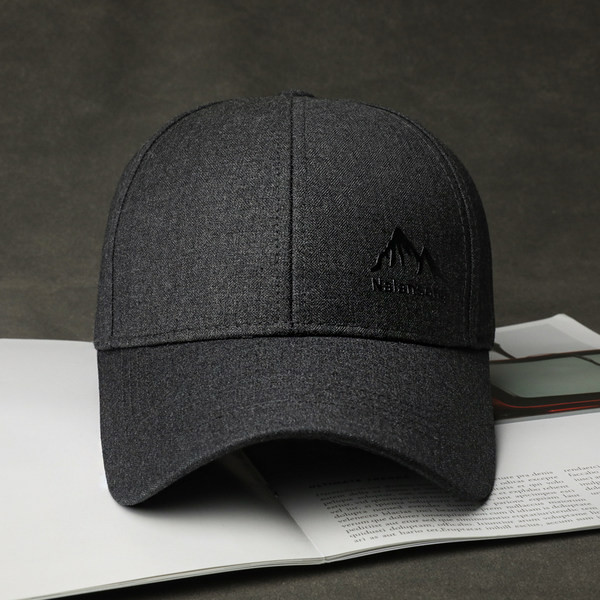 Ежедневна мъжка шапка с козирка и надпис 