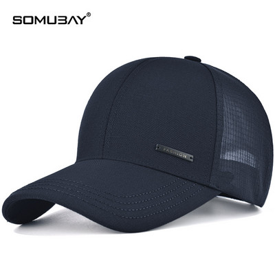 Мъжка шапка от дишаща материя с козирка и метален елемент