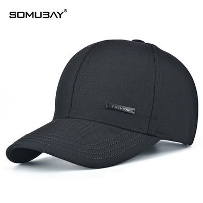 Мъжка шапка от дишаща материя с козирка и метален елемент