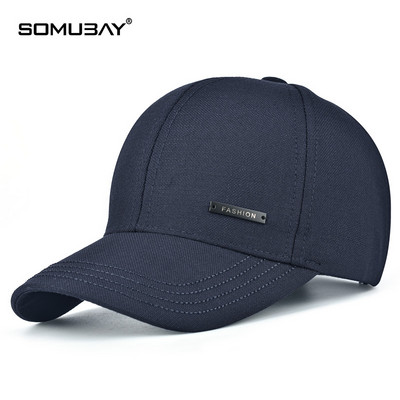 Мъжка шапка от дишаща материя с козирка и метален елемент