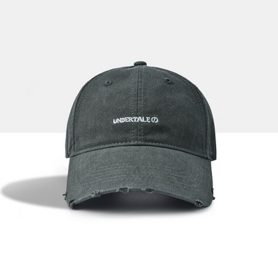 Пролетно-есенна шапка с козирка и скъсан ефект