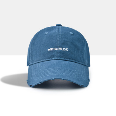 Пролетно-есенна шапка с козирка и скъсан ефект