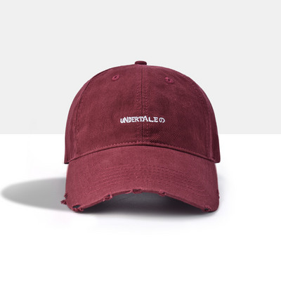 Пролетно-есенна шапка с козирка и скъсан ефект