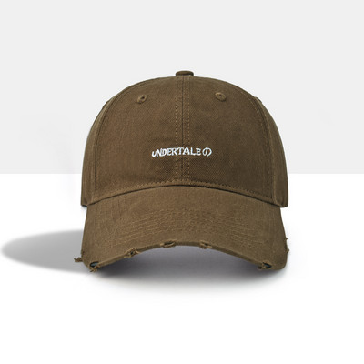 Пролетно-есенна шапка с козирка и скъсан ефект