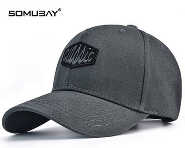 Мъжка бейзболна шапка с бродиран надпис