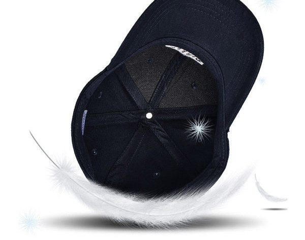 Мъжка бейзболна шапка с бродиран надпис