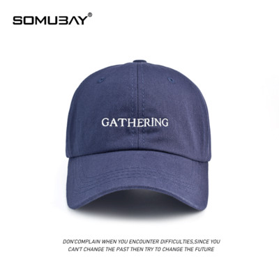 Памучна едноцветна шапка с козирка и бродиран надпис