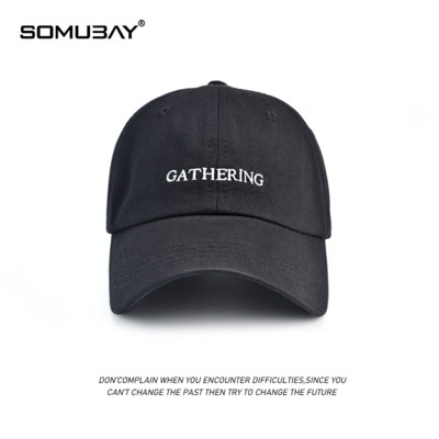 Памучна едноцветна шапка с козирка и бродиран надпис