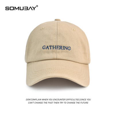 Памучна едноцветна шапка с козирка и бродиран надпис