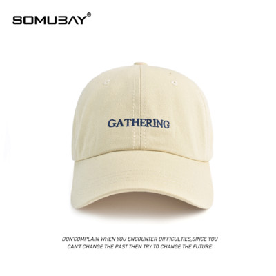 Памучна едноцветна шапка с козирка и бродиран надпис