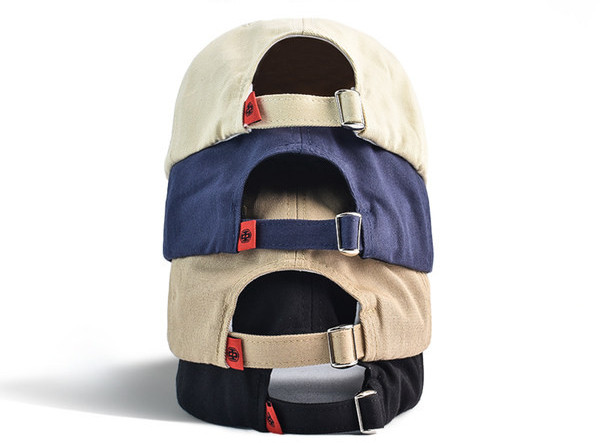 Памучна едноцветна шапка с козирка и бродиран надпис