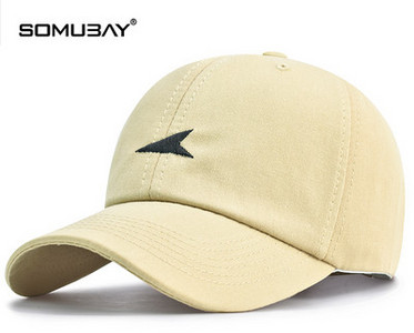 Текстилна шапка с козирка и бродерия