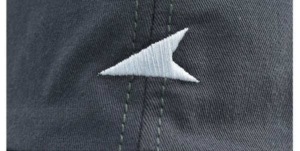 Текстилна шапка с козирка и бродерия