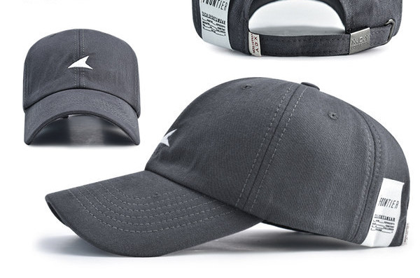 Текстилна шапка с козирка и бродерия