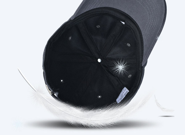 Текстилна шапка с козирка и бродерия