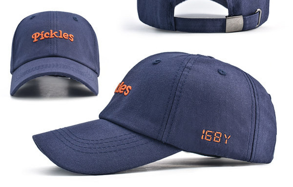 Ежедневна мъжка шапка с козирка и бродиран надпис 