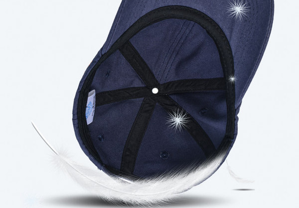 Ежедневна мъжка шапка с козирка и бродиран надпис 