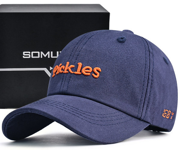 Ежедневна мъжка шапка с козирка и бродиран надпис 