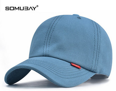 Мъжка бейзболна шапка с козирка подходяща за ежедневието