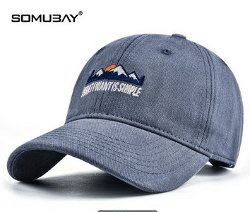 Памучна шапка с козирка и цветна бродерия