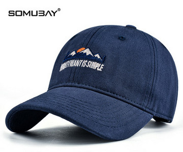 Памучна шапка с козирка и цветна бродерия