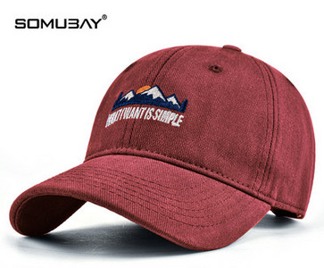 Памучна шапка с козирка и цветна бродерия