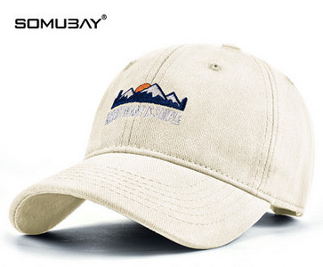 Памучна шапка с козирка и цветна бродерия