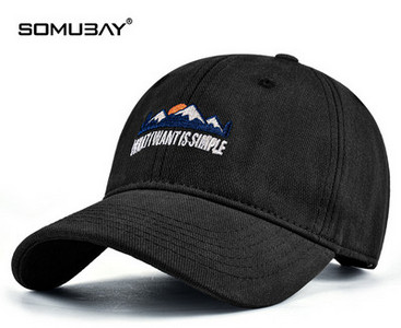 Памучна шапка с козирка и цветна бродерия