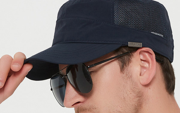 Мъжка лятна шапка от дишаща материя с козирка и метален елемент