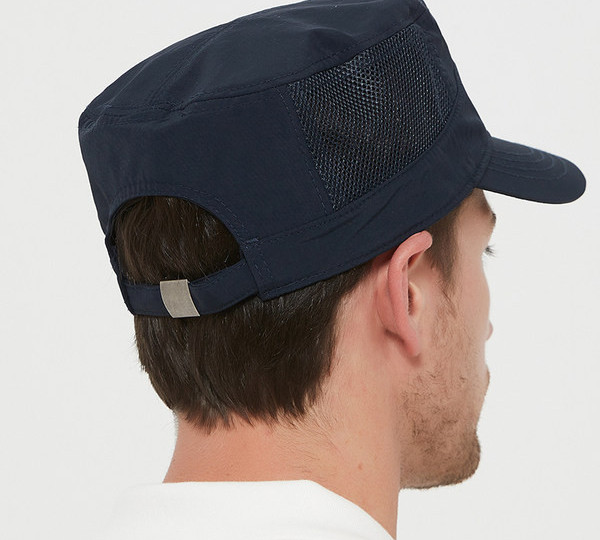 Мъжка лятна шапка от дишаща материя с козирка и метален елемент