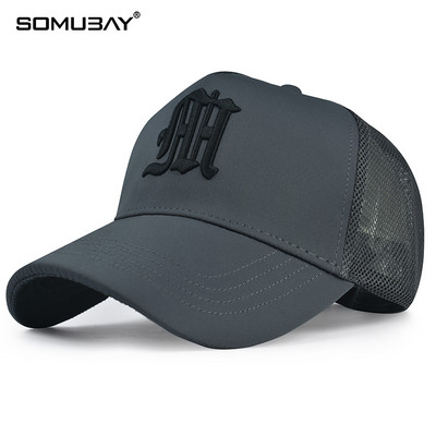 Мъжка шапка с козирка и бродерия