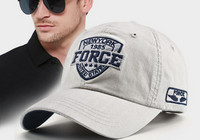 Мъжка модерна шапка с козирка и бродиран надпис