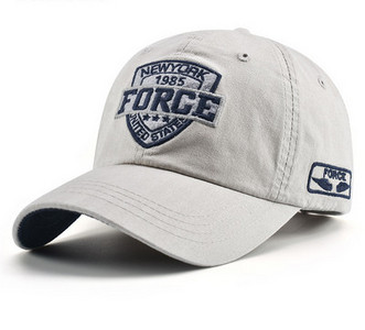 Мъжка модерна шапка с козирка и бродиран надпис