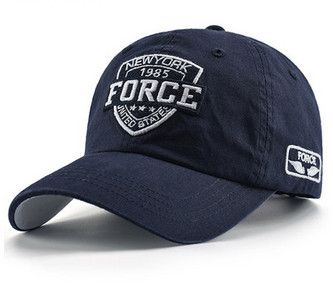 Мъжка модерна шапка с козирка и бродиран надпис