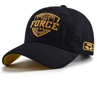 Мъжка модерна шапка с козирка и бродиран надпис