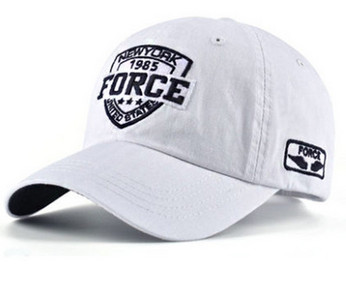 Мъжка модерна шапка с козирка и бродиран надпис