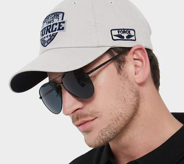 Мъжка модерна шапка с козирка и бродиран надпис 