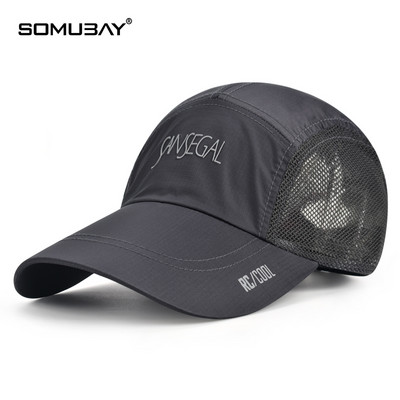 Мъжка шапка с козирка от бързосъхнеща материя и мрежеста част