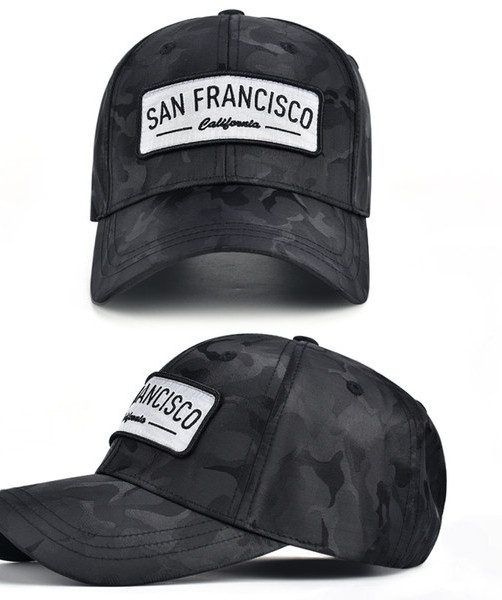 Мъжка камуфлажна шапка с козирка и бродиран надпис 