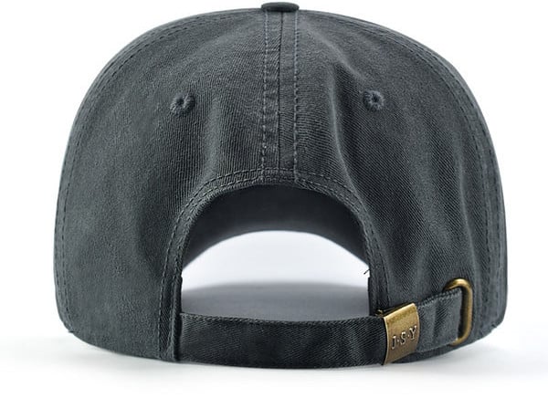 Ежедневна мъжка шапка с козирка и бродиран  надпис 