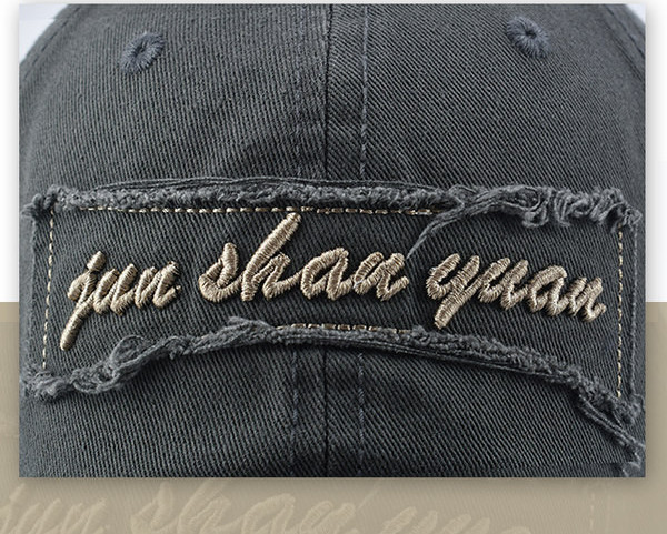 Ежедневна мъжка шапка с козирка и бродиран  надпис 