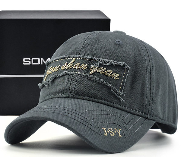 Ежедневна мъжка шапка с козирка и бродиран  надпис 