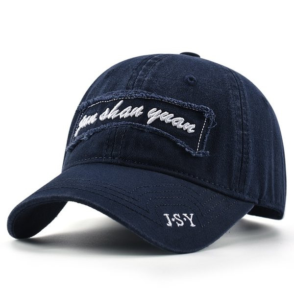 Ежедневна мъжка шапка с козирка и бродиран  надпис 