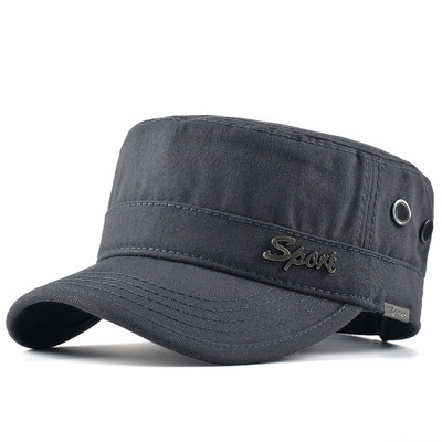 Текстилна шапка с козирка и метален надпис