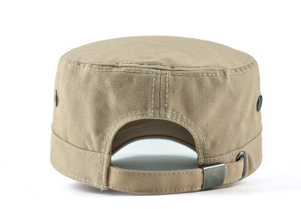 Текстилна шапка с козирка и метален надпис