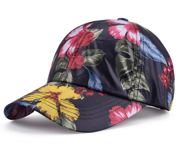 Мъжка лятна шапка с козирка и флорални мотиви