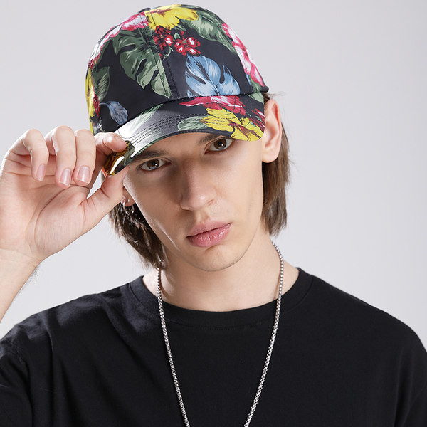 Мъжка лятна шапка с козирка и флорални мотиви