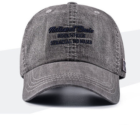 Мъжка дънкова шапка с козирка и бродиран надпис подходяща за ежедневието