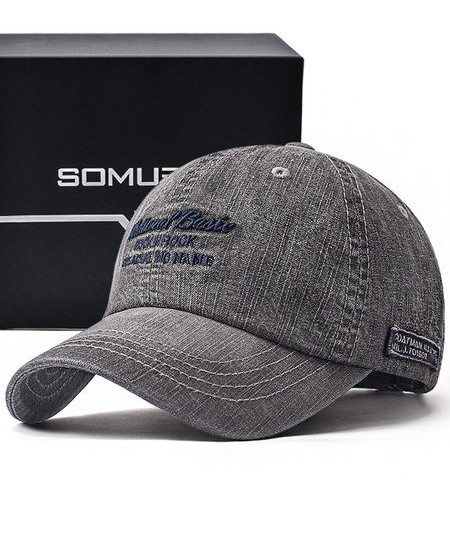 Мъжка дънкова шапка с козирка и бродиран надпис подходяща за ежедневието